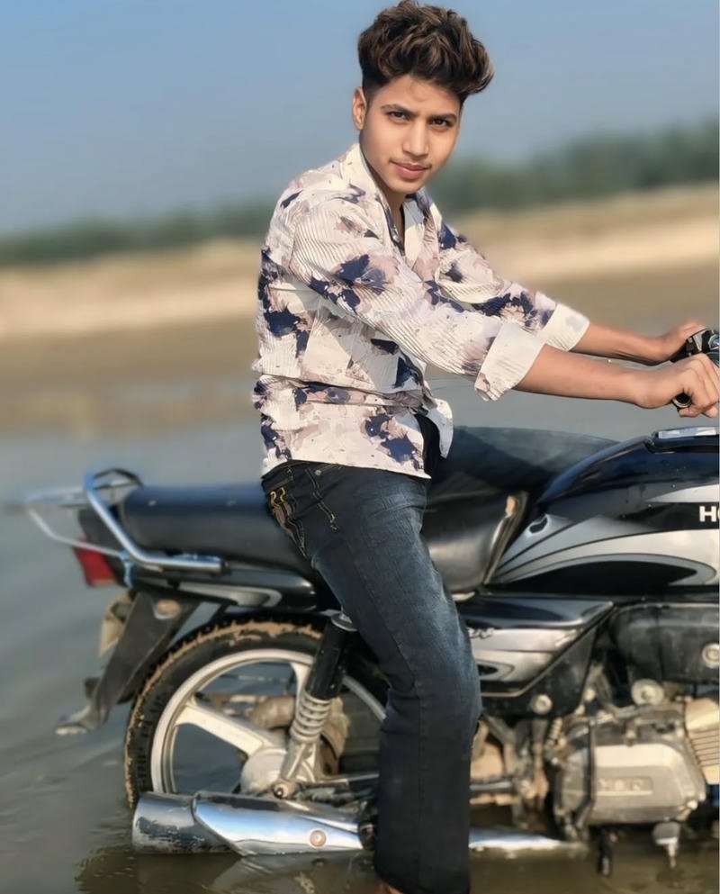 Ánh mắt sắc lạnh thần thái ảnh trai ấn độ