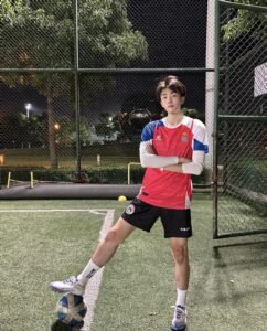 Ánh mắt sâu trong ảnh trai đá bóng tạo sức hút riêng