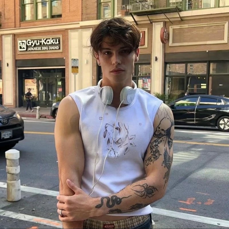 Ánh mắt trầm trong avatar con trai ngầu tạo chiều sâu