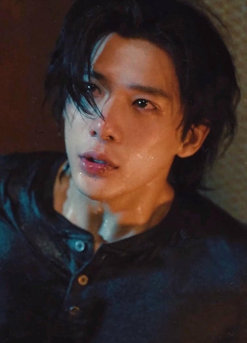 Ánh mắt ướt trai đẹp khóc trong hình