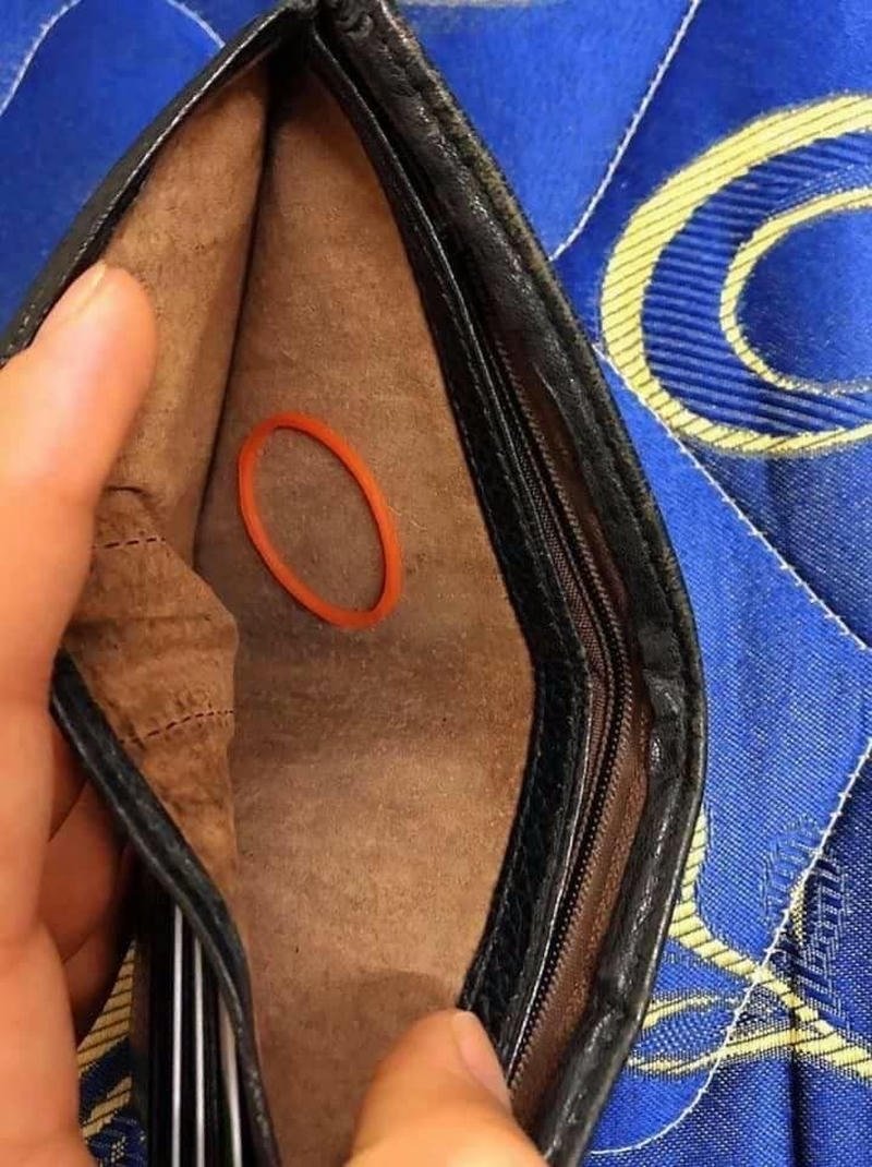 Ảnh mở ví trống trơn còn cái nịt hài hước meme ví rỗng