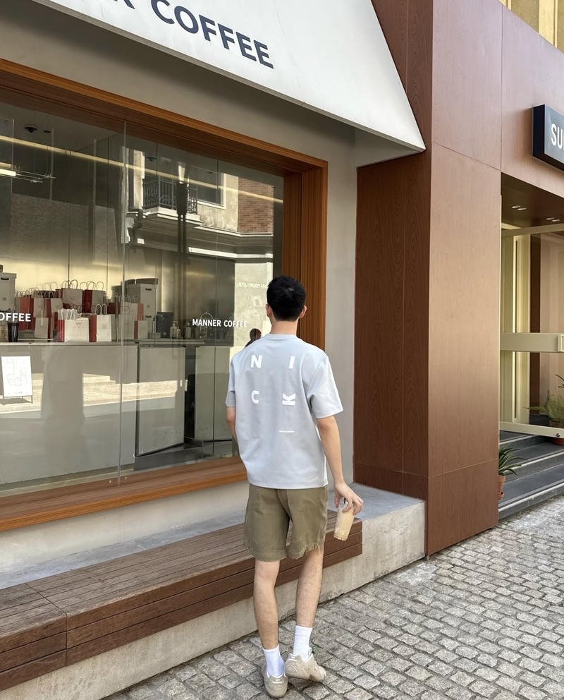 Ảnh nam chụp sau lưng mang nét lạnh lùng riêng biệt