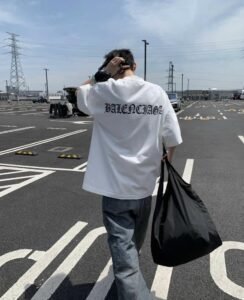 Ảnh nam chụp sau lưng mang vẻ ngoài khá thu hút