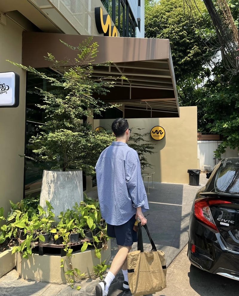 Ảnh nam chụp sau lưng thể hiện nét trưởng thành rõ rệt