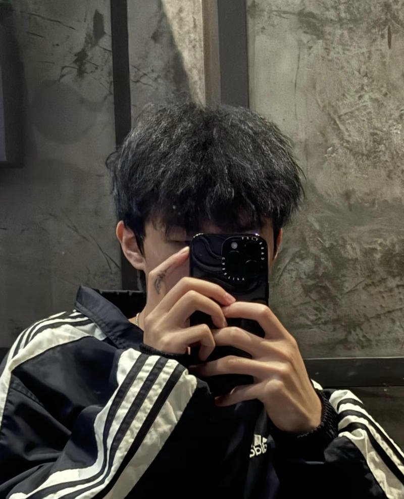 Ánh nhìn ẩn sau tay trong ảnh trai đẹp chụp trước gương