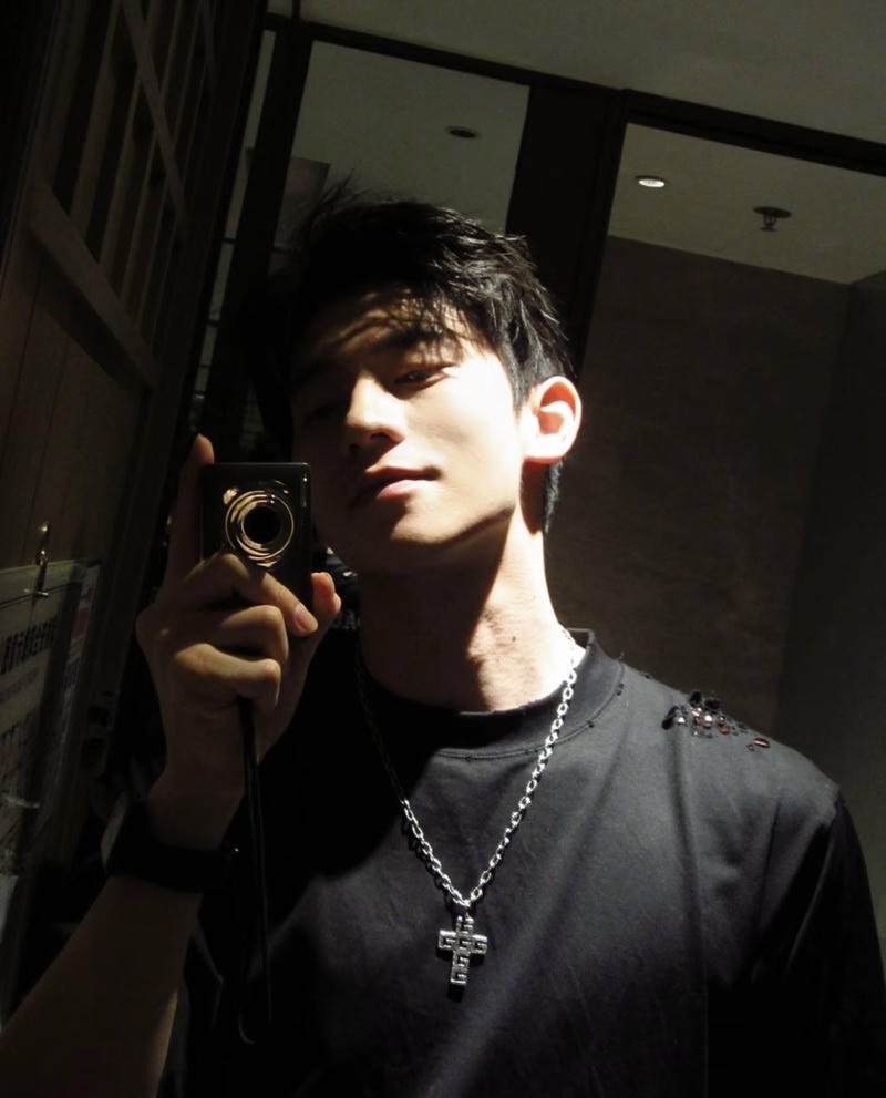 Ánh nhìn giấu kín trong ảnh trai đẹp chụp trước gương