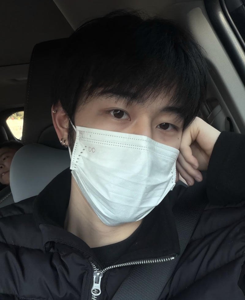 Ánh nhìn sâu trầm phong cách lạnh cùng khẩu trang