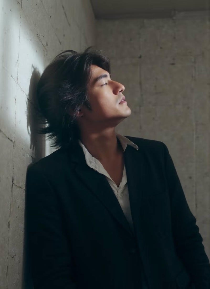 Ánh nhìn trầm tư nam buồn trong ảnh