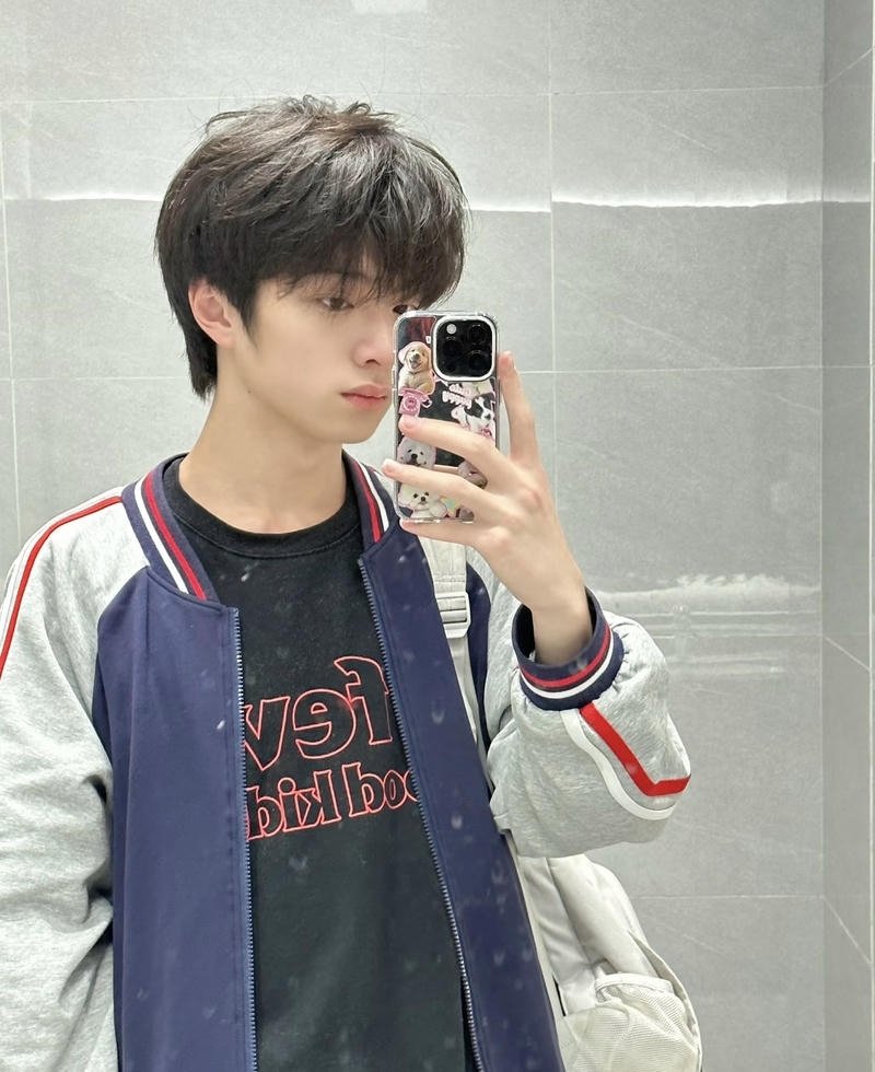 Ánh nhìn trong sáng thể hiện qua ảnh trai k10 chân thật