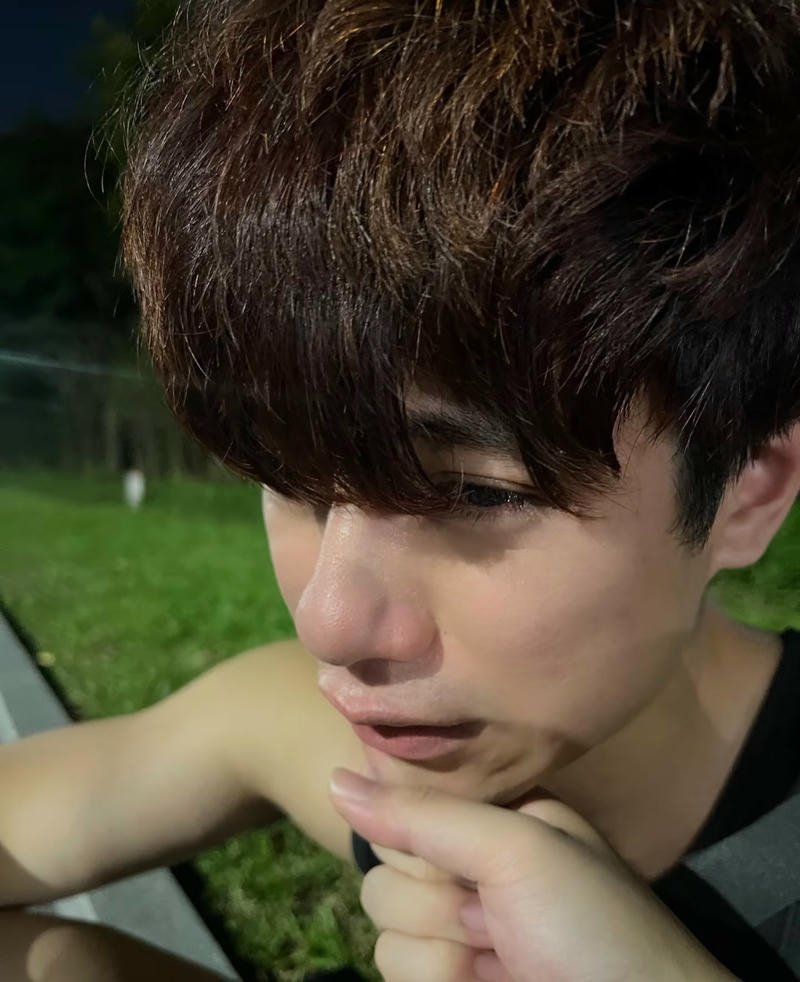 Ánh nhìn u sầu con trai khóc ảnh nền