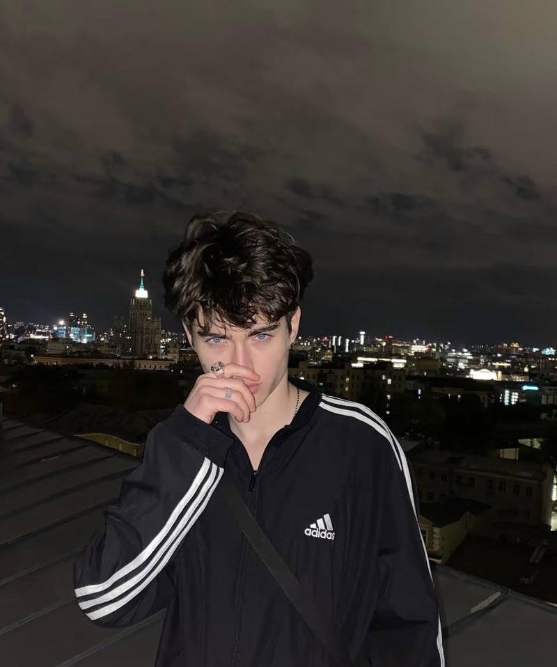 Ánh nhìn vô cảm sad boy lạnh lùng trong ảnh