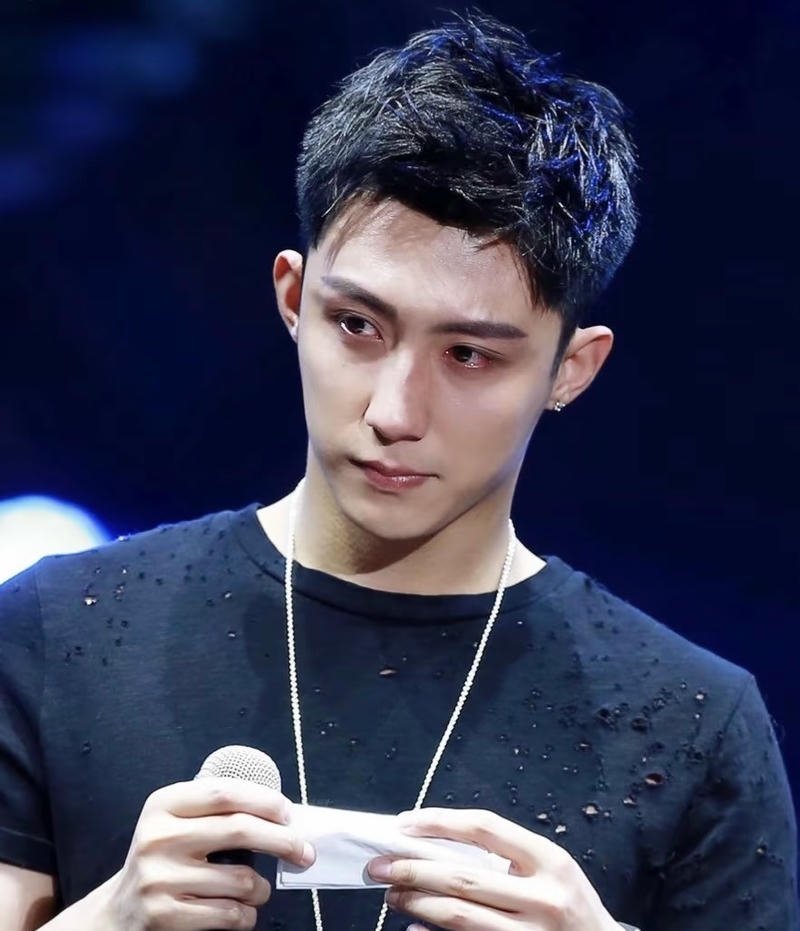 Ánh nhìn xa xăm con trai khóc ảnh nền