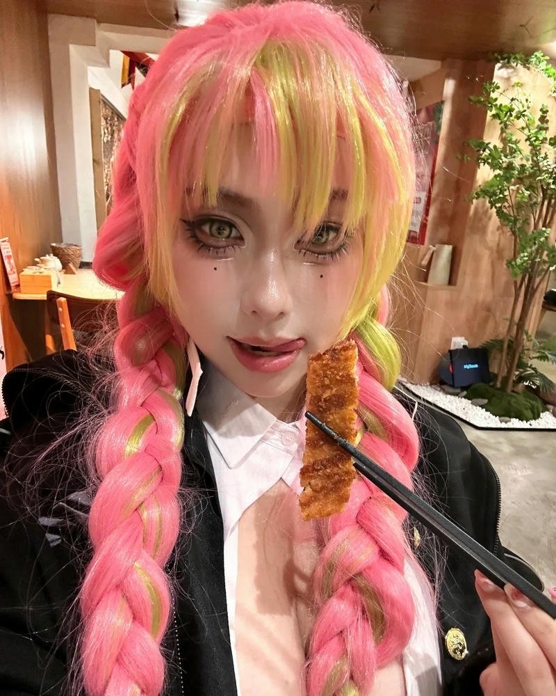 Ảnh phong cách Mitsuri cosplay mang thần thái tươi sáng