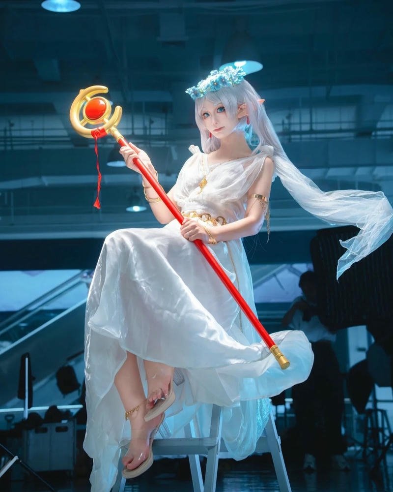Ảnh phong cách frieren cosplay mang thần thái trầm ổn