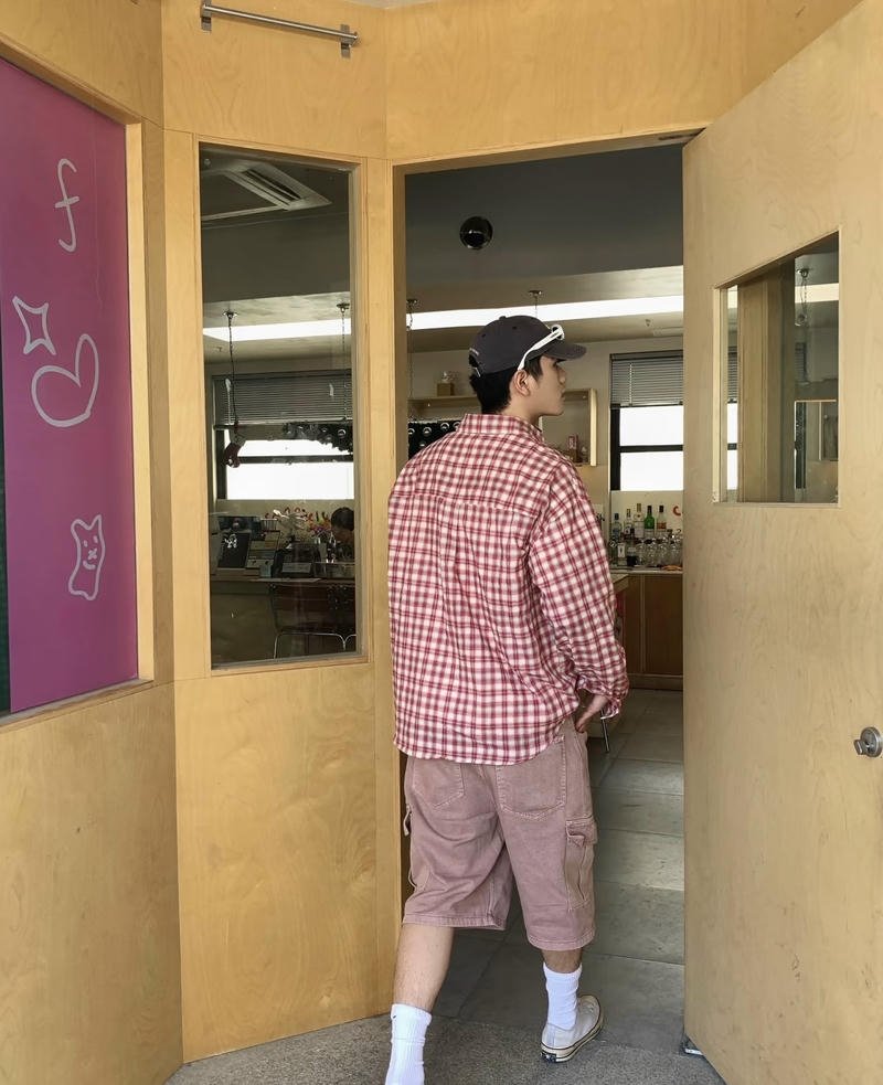 Ánh sáng chiếu nhẹ trong ảnh nam chụp sau lưng nổi bật