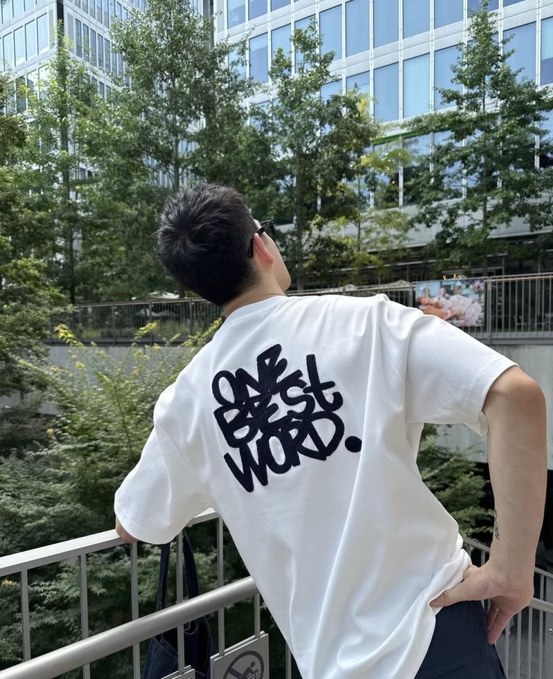 Ánh sáng dịu trong ảnh nam chụp sau lưng dễ chịu