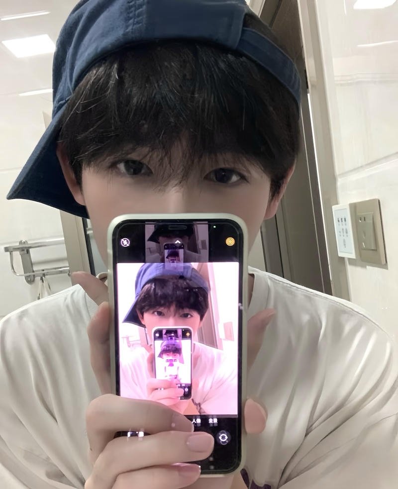 Ánh sáng dịu trong ảnh trai đẹp chụp trước gương che mặt