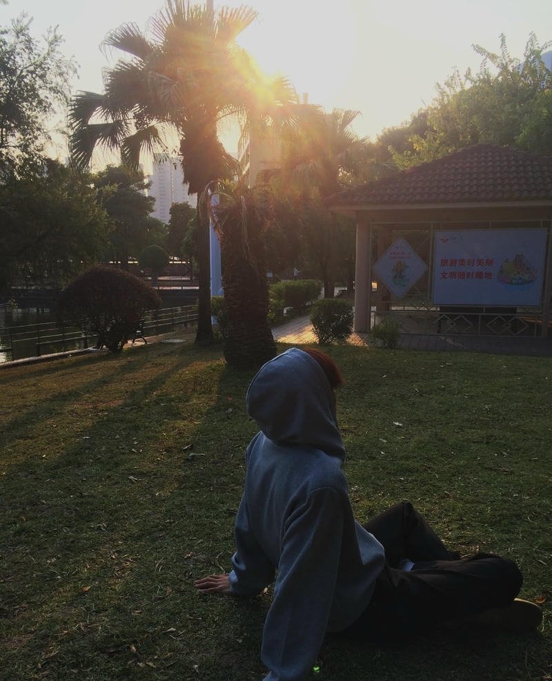 Ánh sáng nhẹ phủ lên ảnh nam chụp sau lưng đầy cuốn