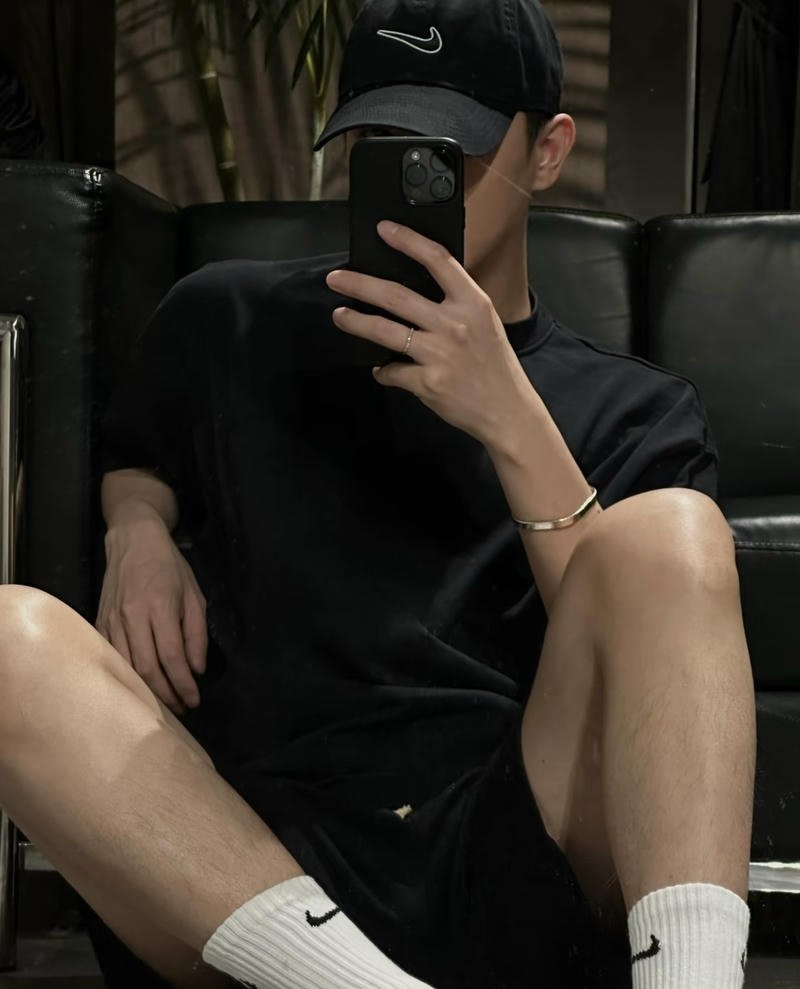 Ánh sáng nhẹ trong ảnh trai đẹp chụp trước gương che mặt