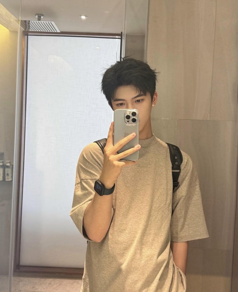 Ánh sáng phản chiếu trong ảnh trai đẹp chụp trước gương