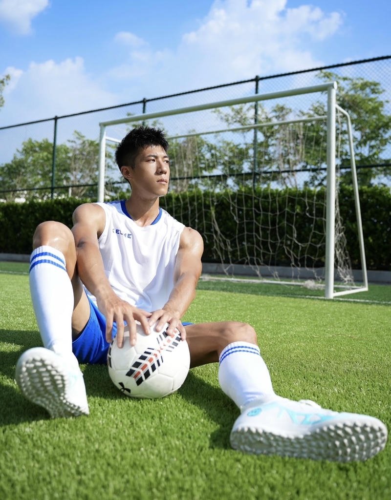Ảnh trai đá bóng thể hiện vẻ ngoài năng động khỏe khoắn