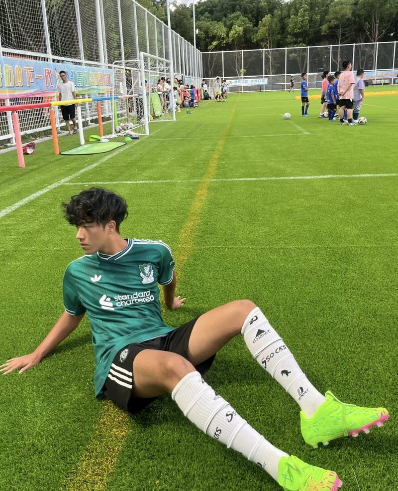 Ảnh trai đá bóng với nét cuốn nhẹ từ ánh nhìn