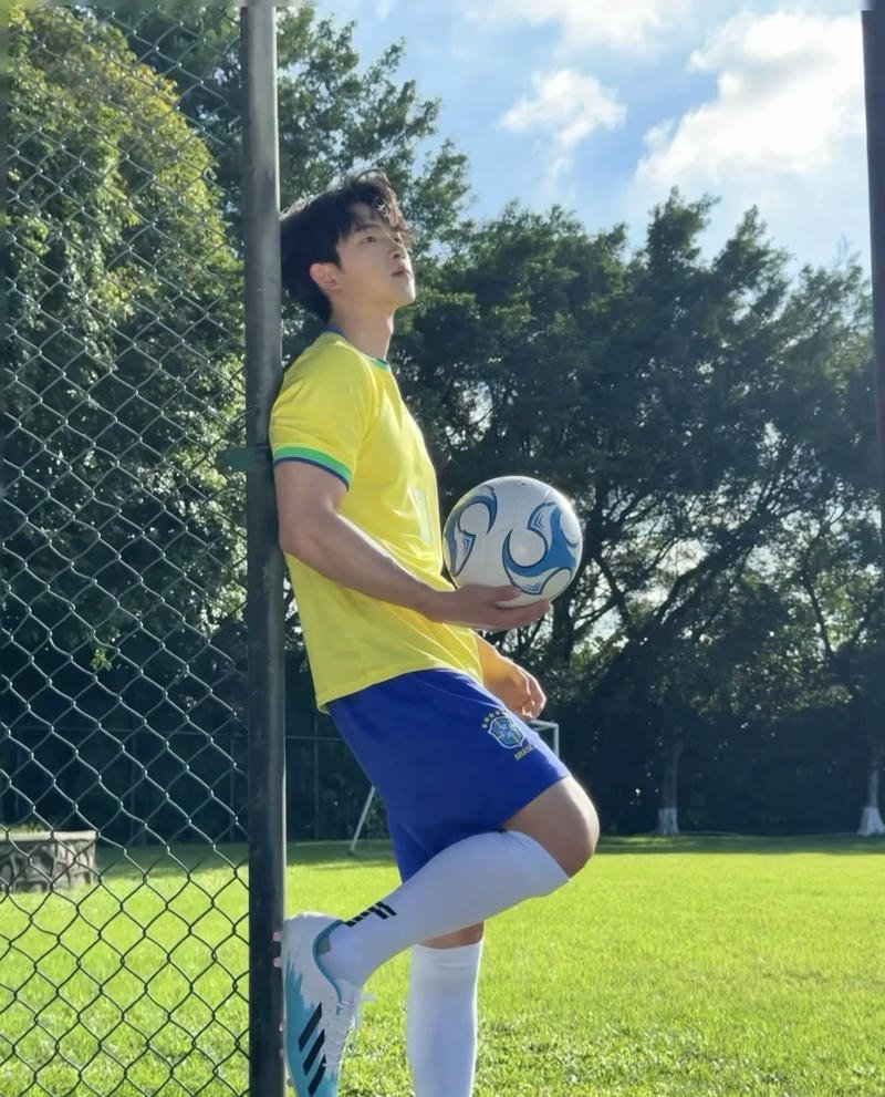 Ảnh trai đá bóng với nét nam tính nhẹ nhàng cuốn hút