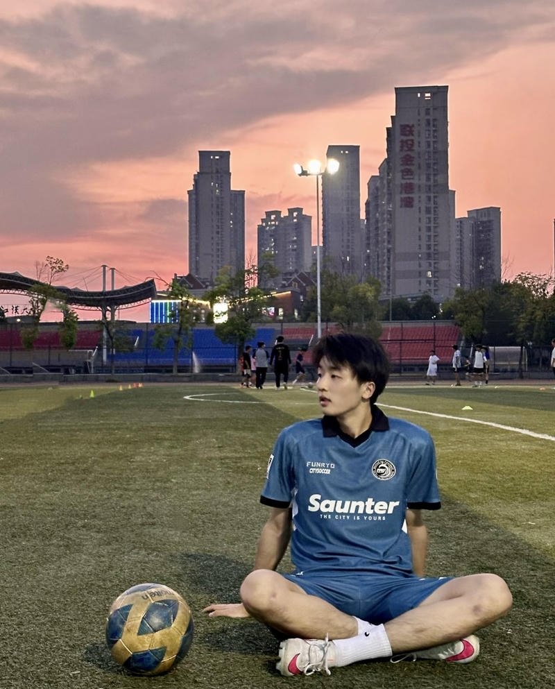 Ảnh trai đá bóng với vẻ ngoài trẻ trung và thu hút