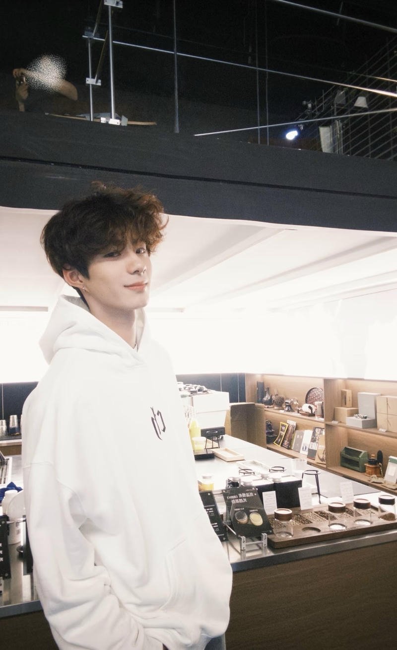 Ảnh trai đẹp K7 ghi lại vẻ ngoài năng động