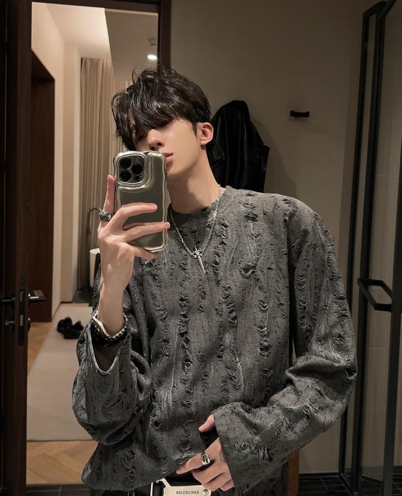 Ảnh trai đẹp chụp trước gương che mặt mang cảm giác cuốn hút