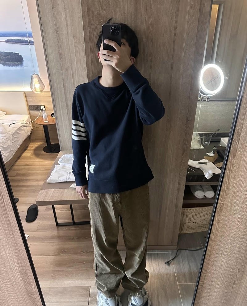 Ảnh trai đẹp chụp trước gương che mặt mang vibe cá tính