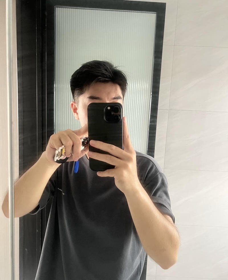 Ảnh trai đẹp chụp trước gương che mặt tạo cảm giác tò mò