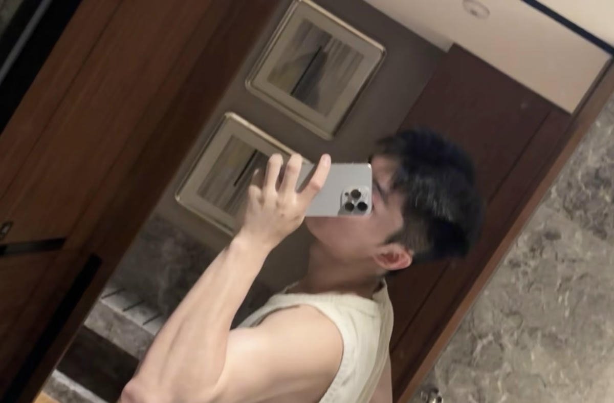 Ảnh trai đẹp chụp trước gương che mặt thumbnail