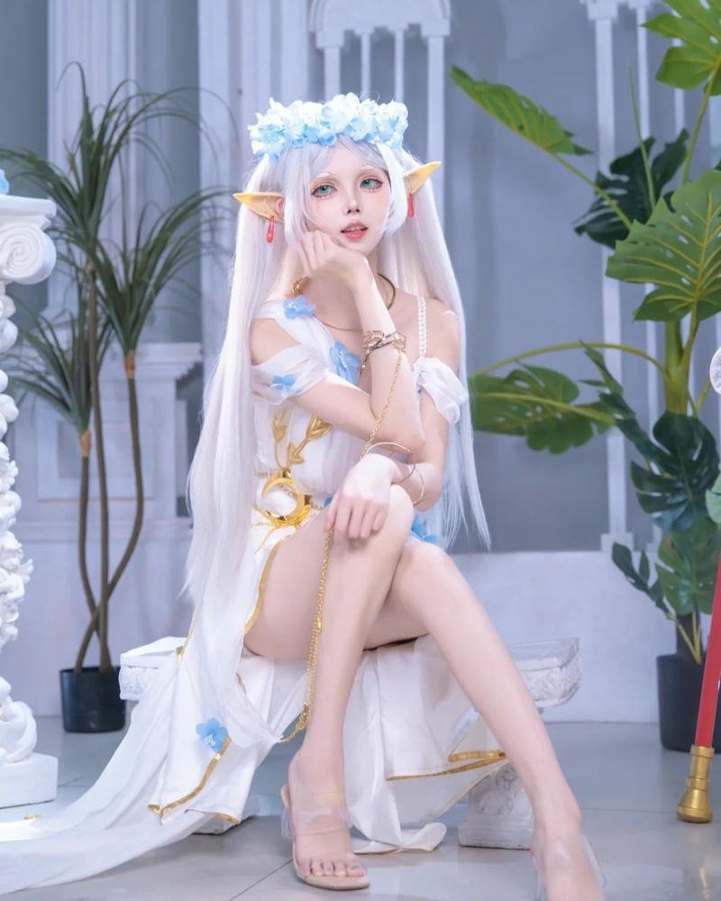 Ảnh về cosplay frieren thể hiện nét đẹp thanh thoát nhẹ nhàng