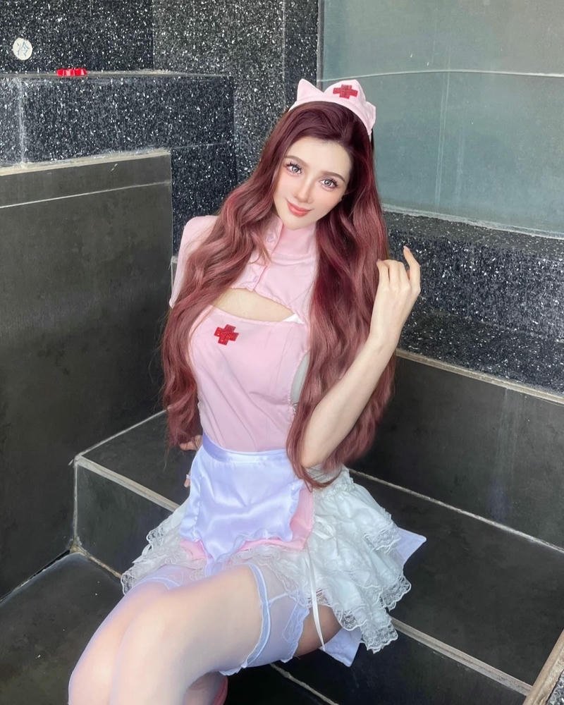 Ảnh y tá cosplay mang phong cách đặc trưng rõ nét