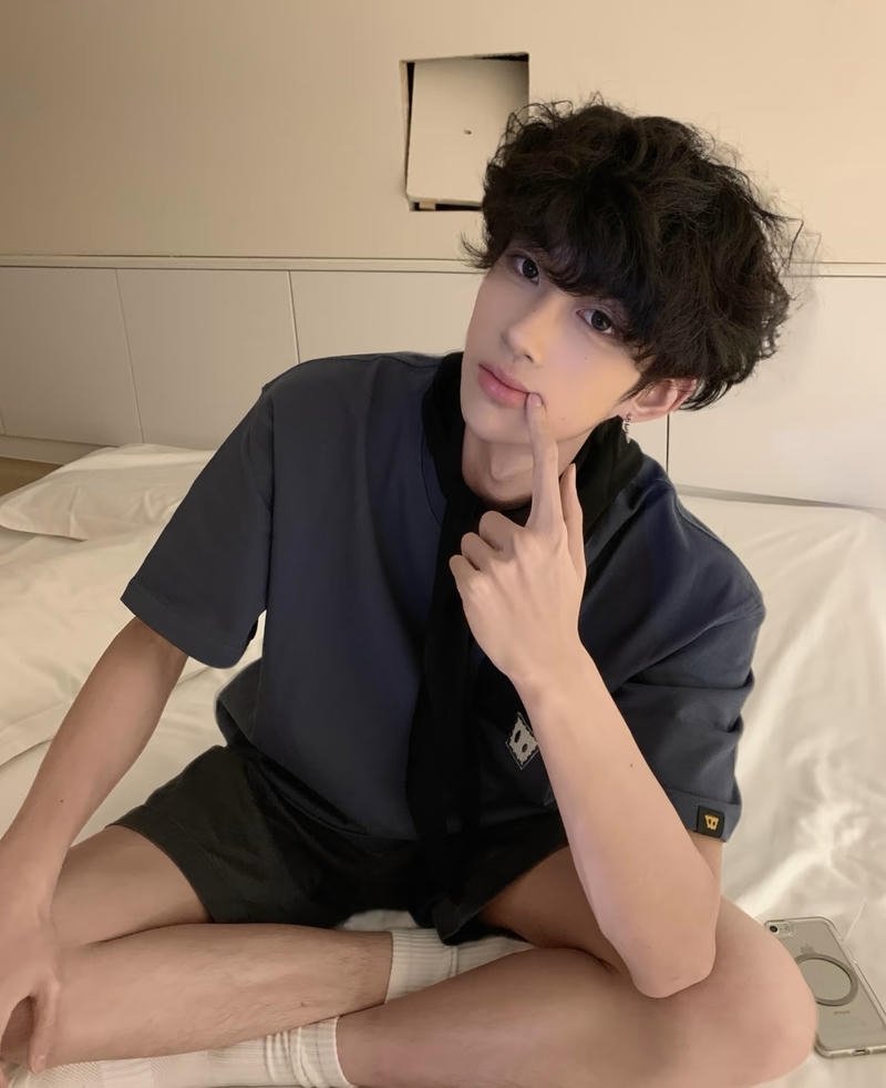 Bạn nam cute với gương mặt sáng và nét chững chạc rõ