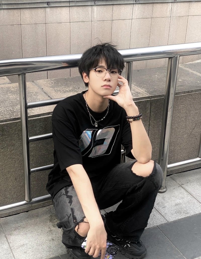 Bạn nam đáng yêu với nụ cười tự nhiên và ánh nhìn ấm