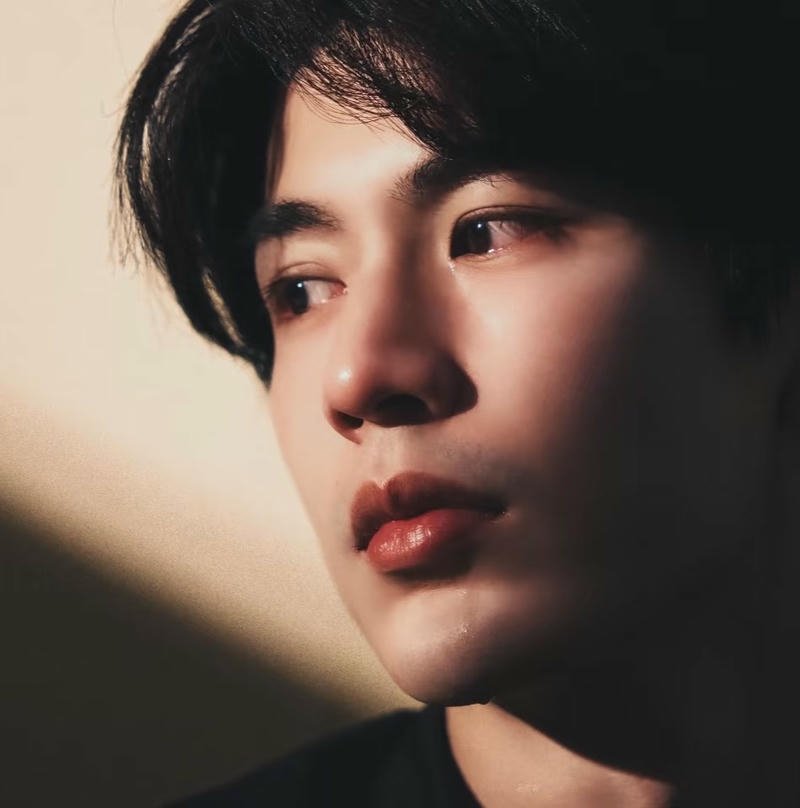 Biểu cảm buồn nhẹ con trai khóc nền điện thoại