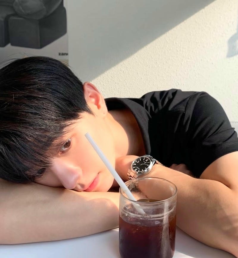 Biểu cảm cảm xúc sad boy ngầu trong ảnh