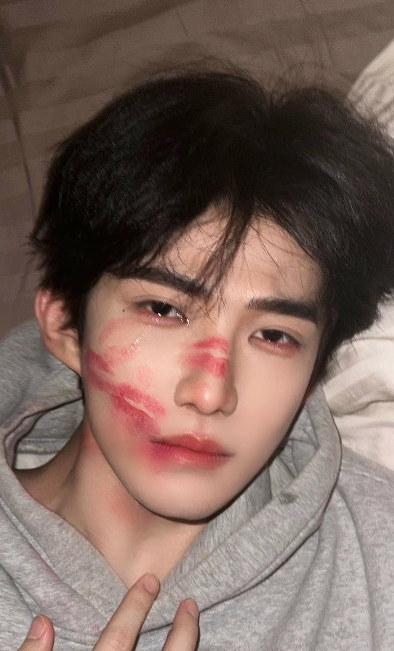 Biểu cảm chân thật trai đẹp khóc ảnh nền