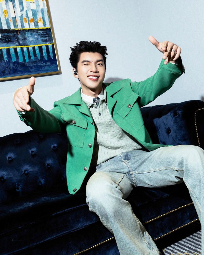 Biểu cảm cool ngầu trong hình nền HIEUTHUHAI cực chất