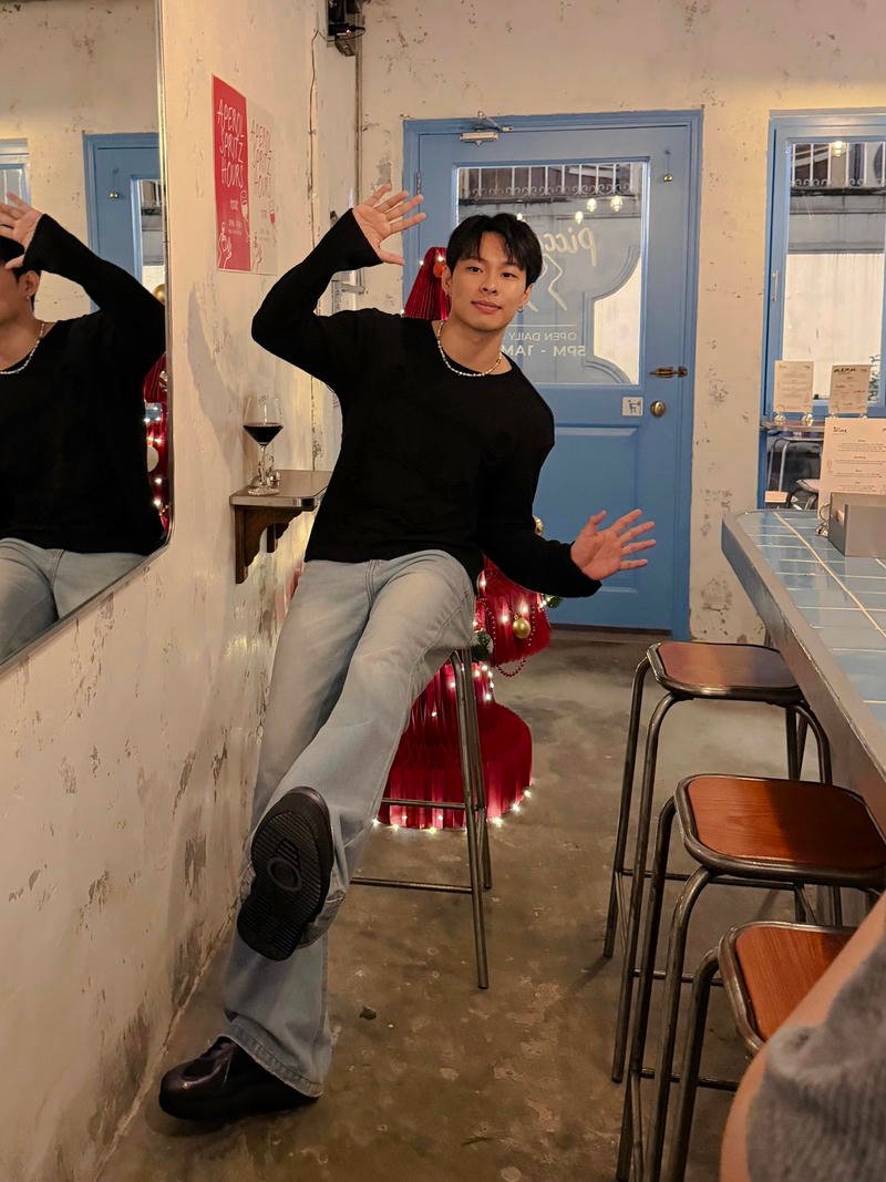 Biểu cảm cool ngầu trong hình nền HURRYKNG cực chất