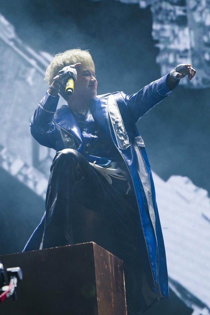 Biểu cảm lạnh lùng mang đậm chất hình nền Captain Boy