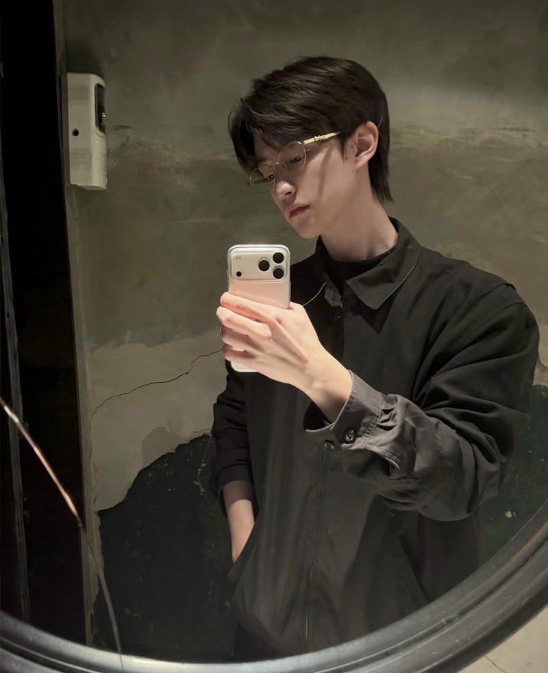 Biểu cảm nhẹ nhàng ghi lại trong ảnh trai 2K8