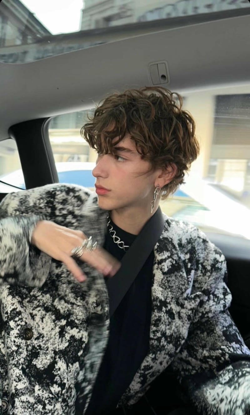 Biểu cảm nhẹ nhàng sad boy lạnh lùng hợp nền