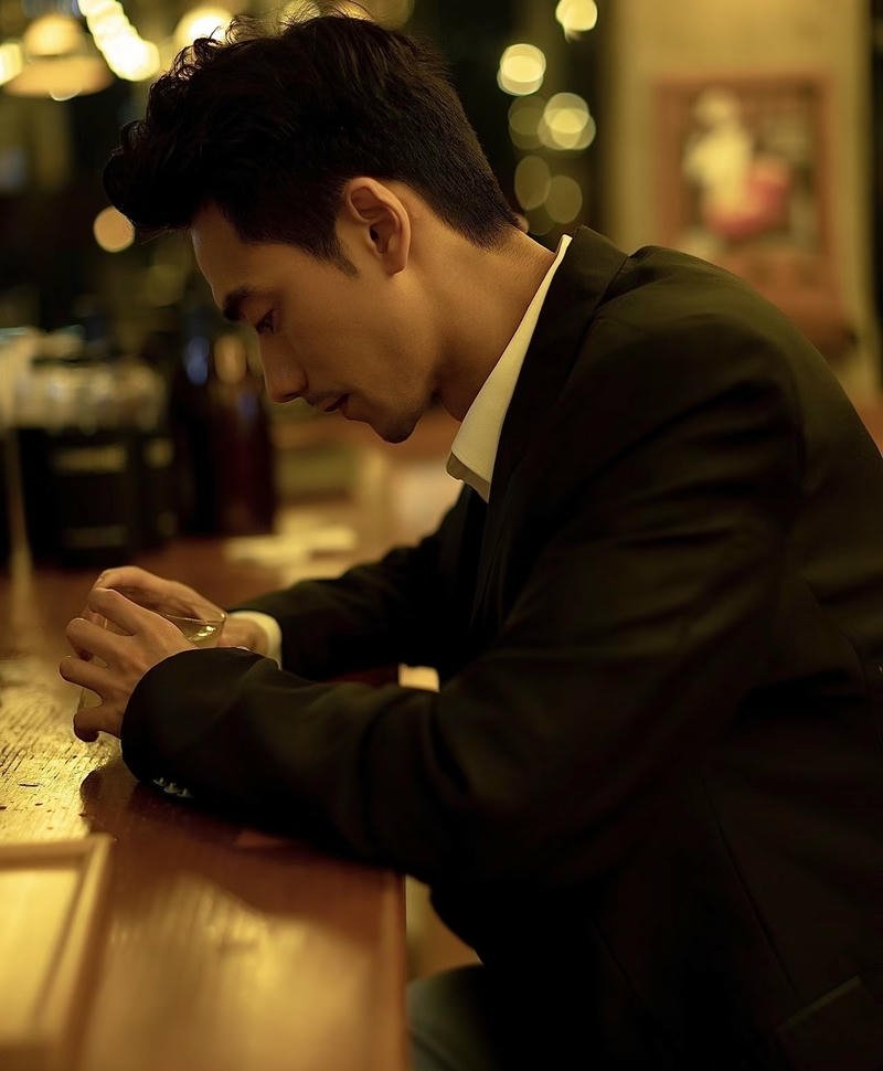 Biểu cảm sâu lắng nam buồn hình nền