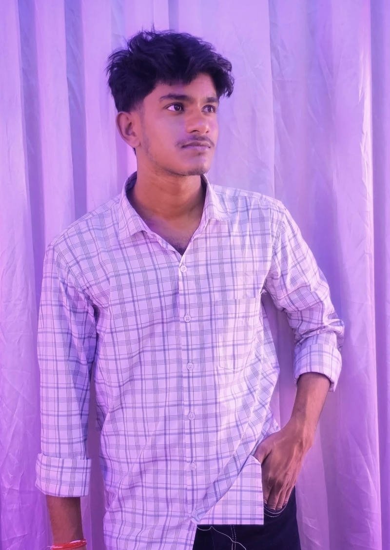 Biểu cảm tinh nghịch của nam sinh Ấn Độ