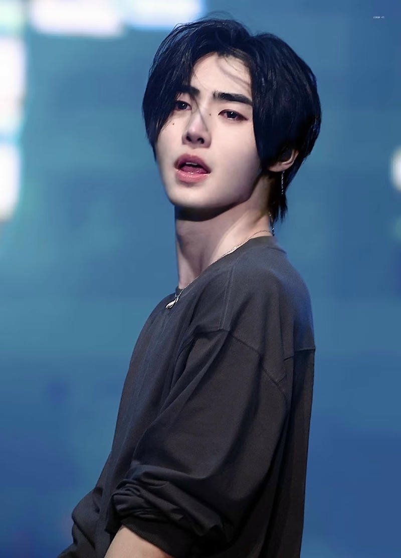 Biểu cảm trầm lắng trai đẹp khóc hình nền