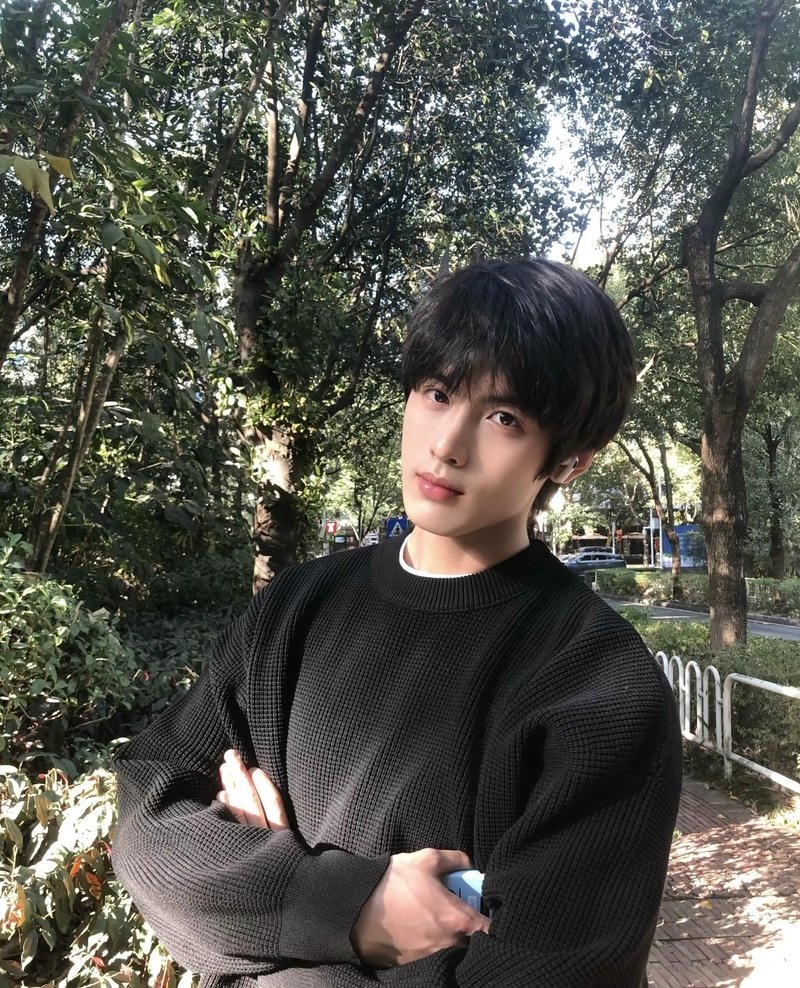 Biểu cảm tự nhiên của thiếu niên trong ảnh trai 2K8