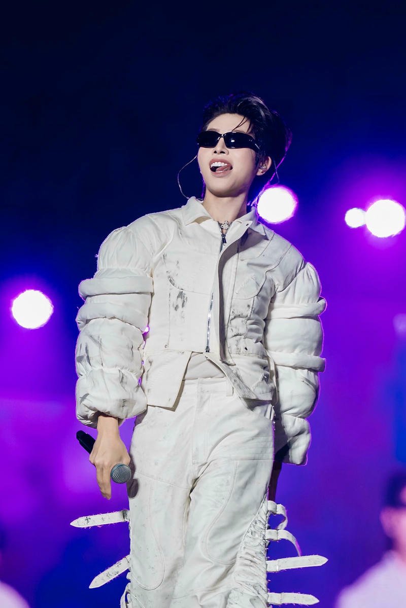 Biểu cảm tươi sáng của Đức Phúc trong ảnh nền sân khấu